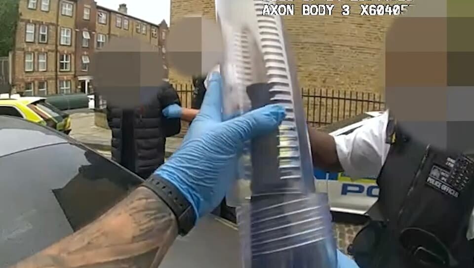 Police en intervention dans une rue commerçante