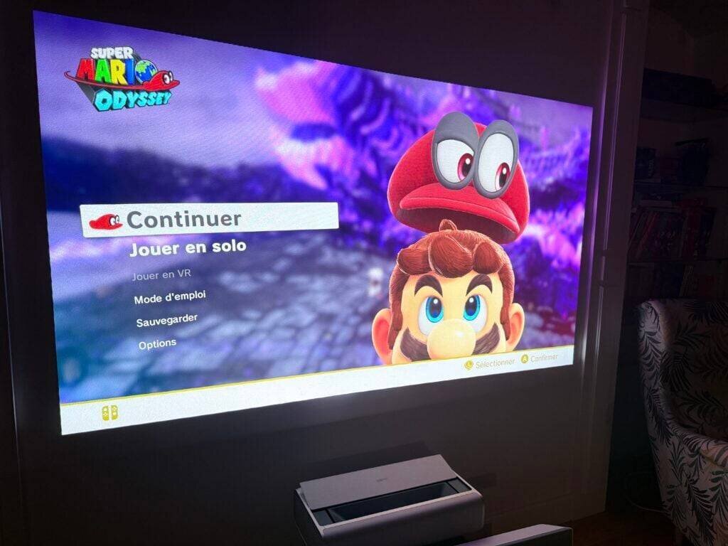 Projecteur XGIMI Aura 2 en utilisation dans un salon