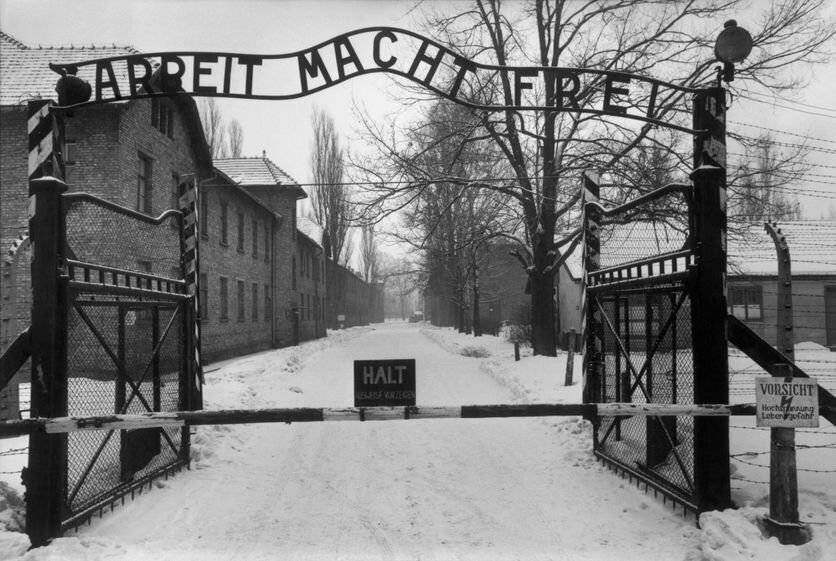 Portail d’entrée d’Auschwitz I sous la neige