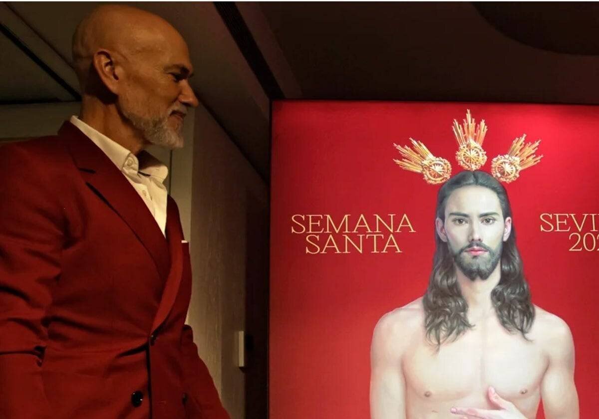 Salustiano García devant son cartel de Semana Santa