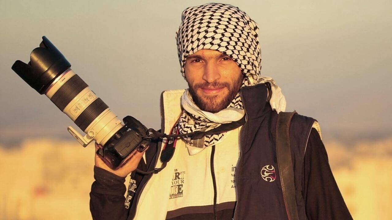 Diaa al-Din Samout photographiant des victimes en Syrie
