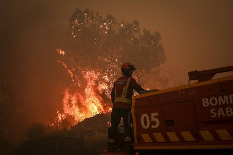 Pompier face à incendie au Portugal