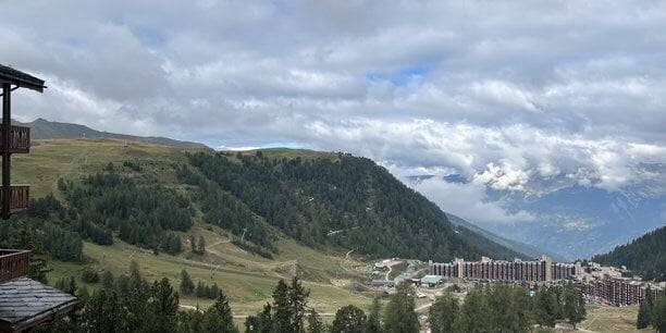 Vue sur la Plagne en été, massif alpin