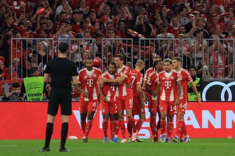 Joueurs du Bayern félicitent Michael Olise