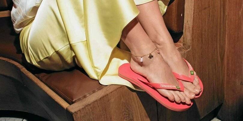 Gigi Hadid portant des tongs Havaianas