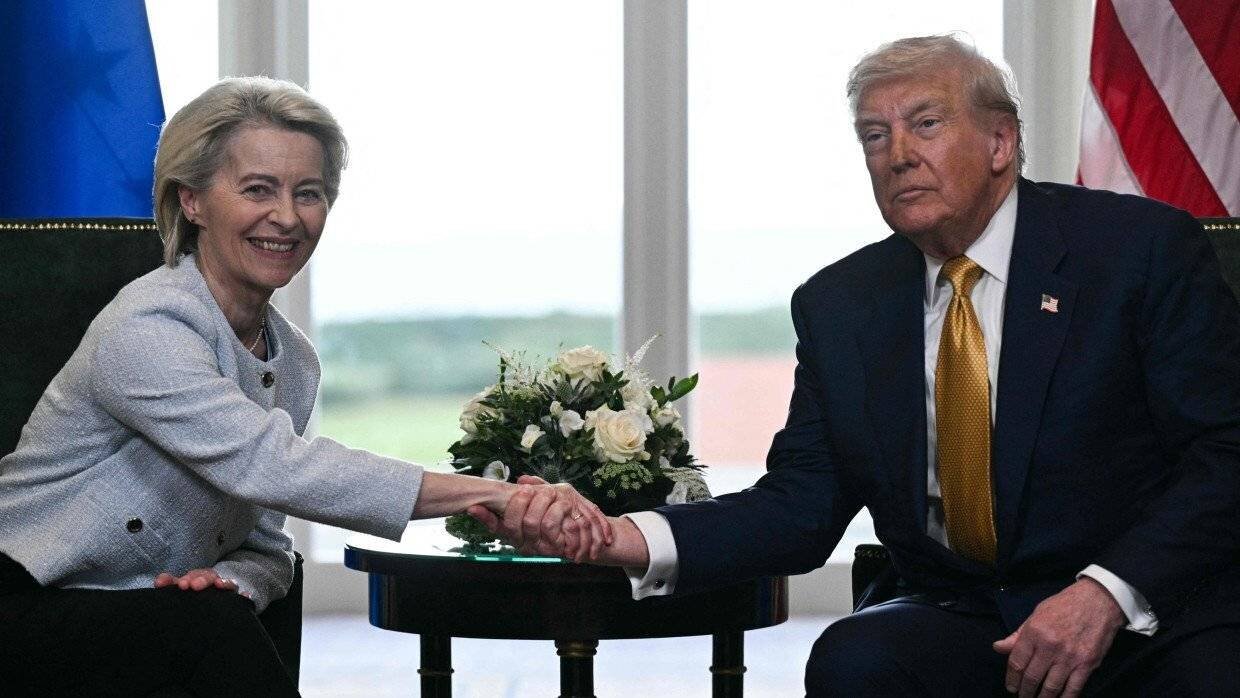 Ursula von der Leyen et Donald Trump déclarant un accord