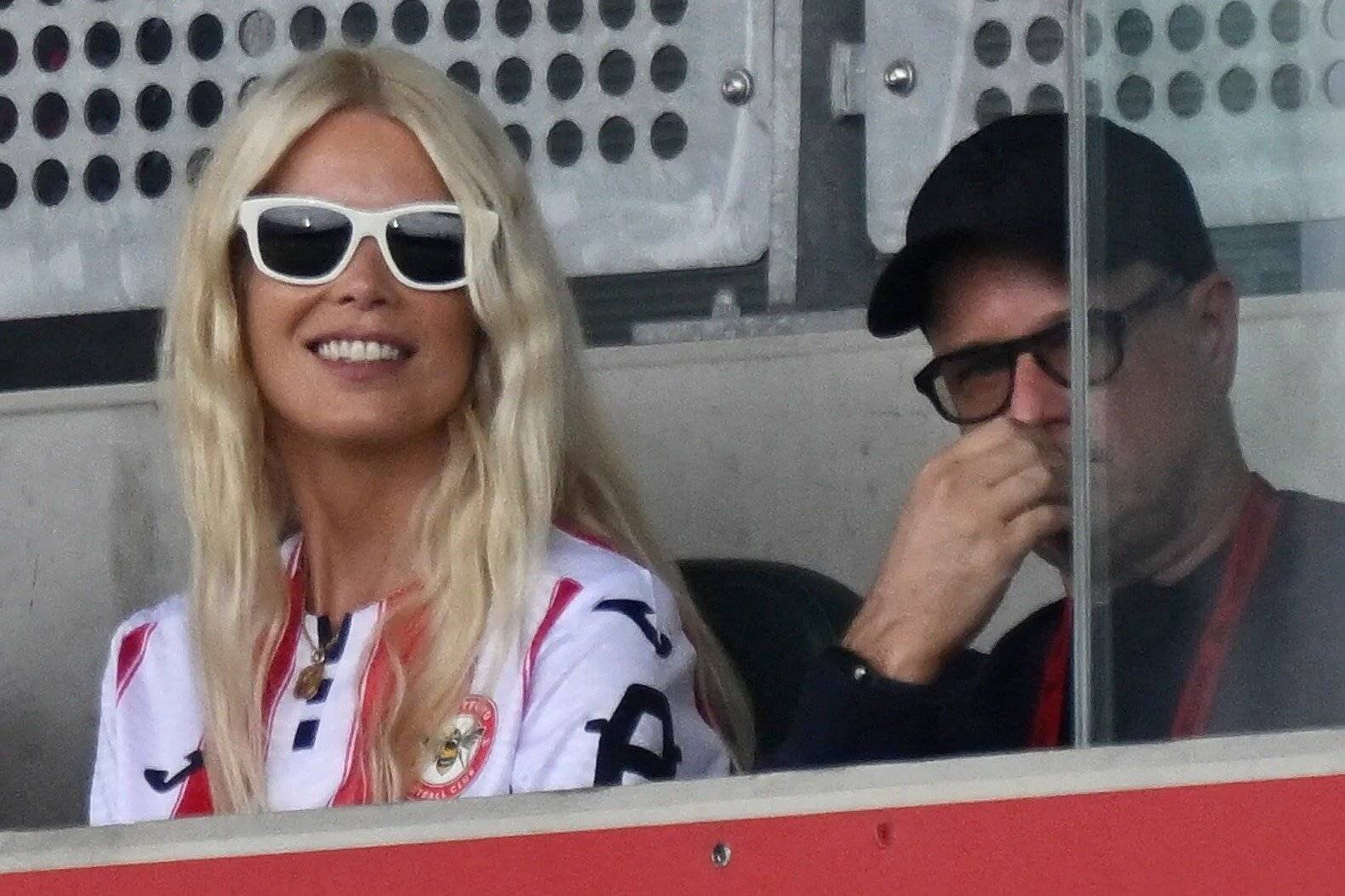 Claudia Schiffer avec le maillot de Brentford