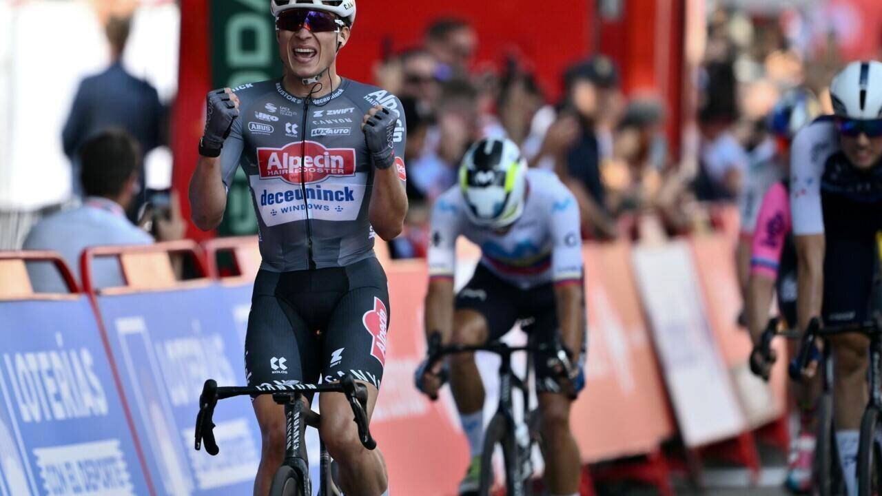 Jasper Philipsen célébrant sa victoire à Novara