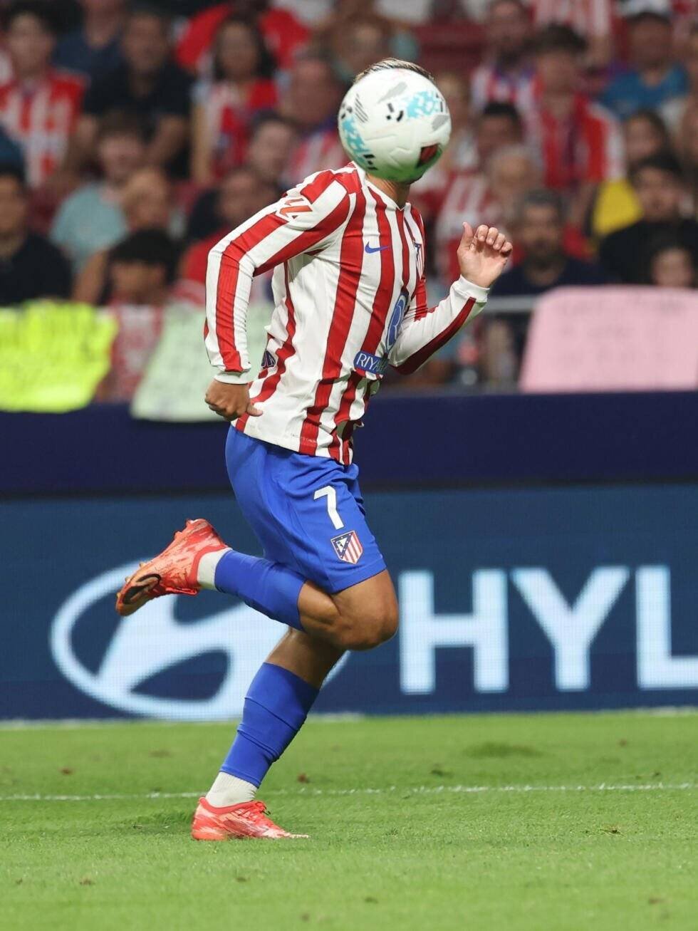 Antoine Griezmann contrôlant le ballon face à Elche