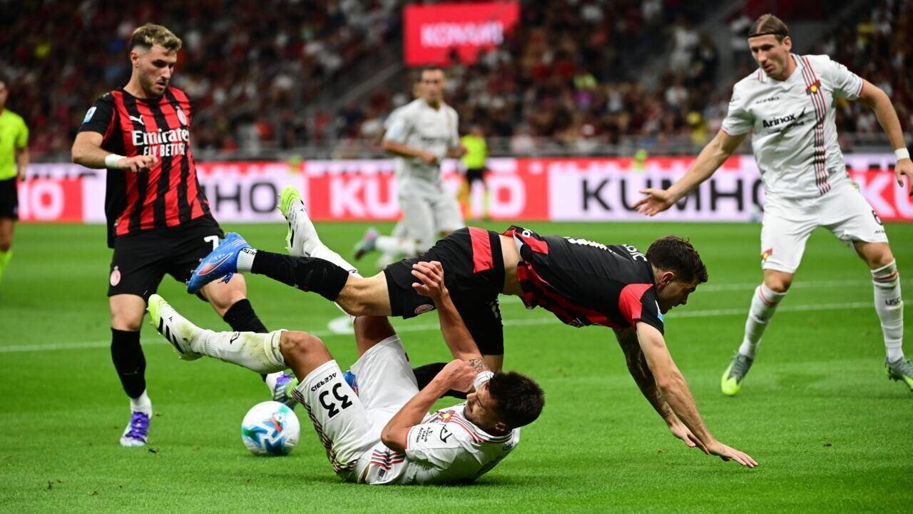 Pulisic face à Grassi à San Siro