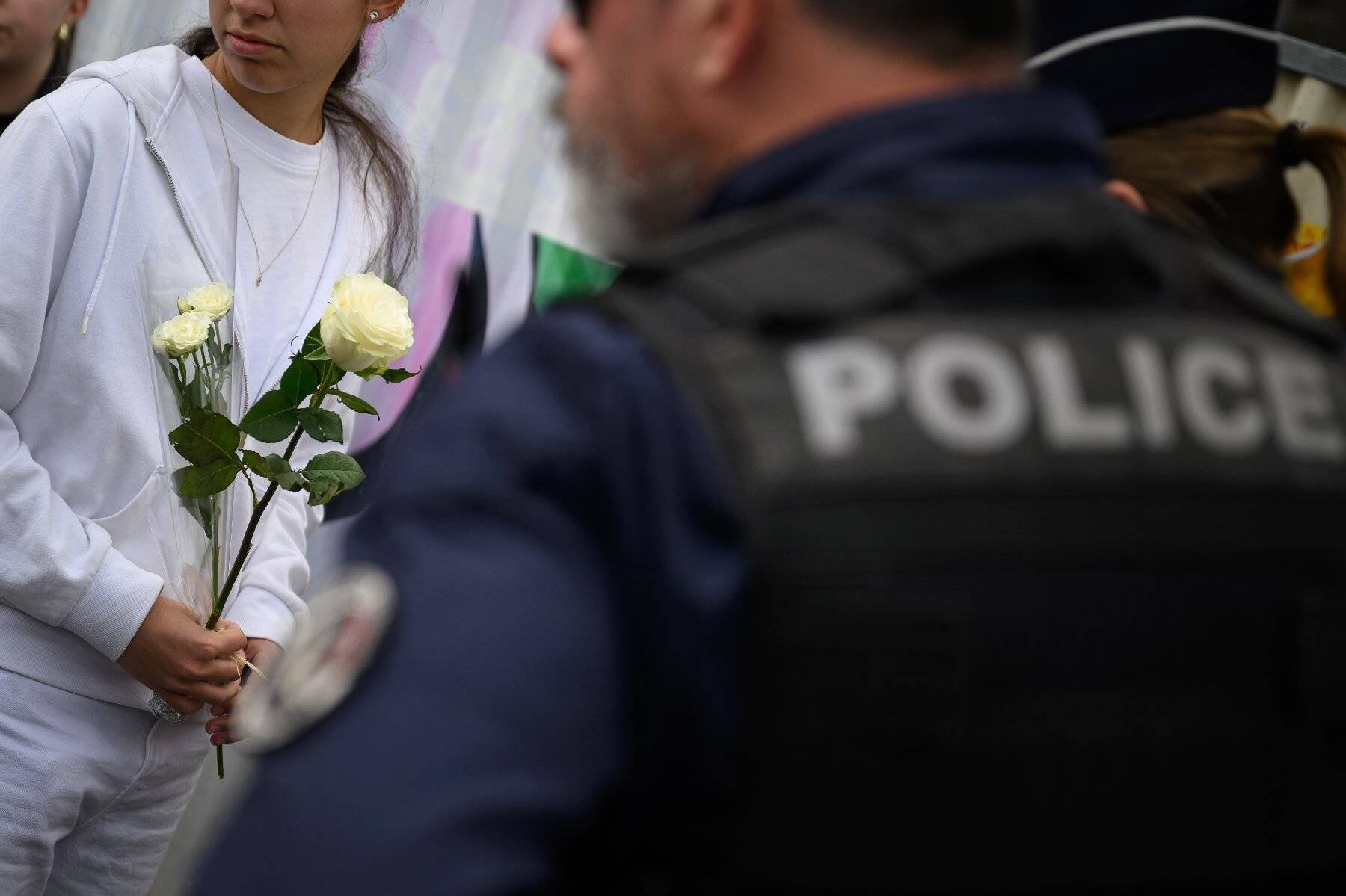 Photo AFP montrant une discussion autour de la sécurité dans les établissements
