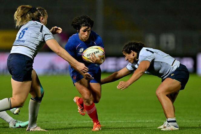 Manon Bigot tenant le ballon pour la France