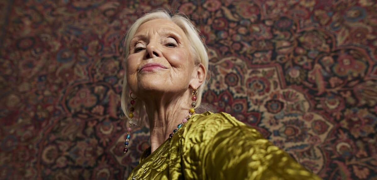 Femme âgée souriante illustrant espérance de vie