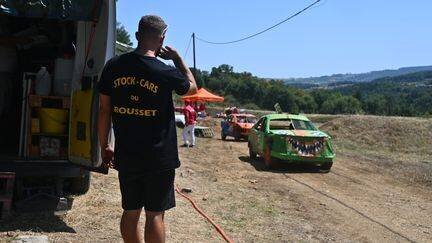 public et voitures de stock-car sur circuit