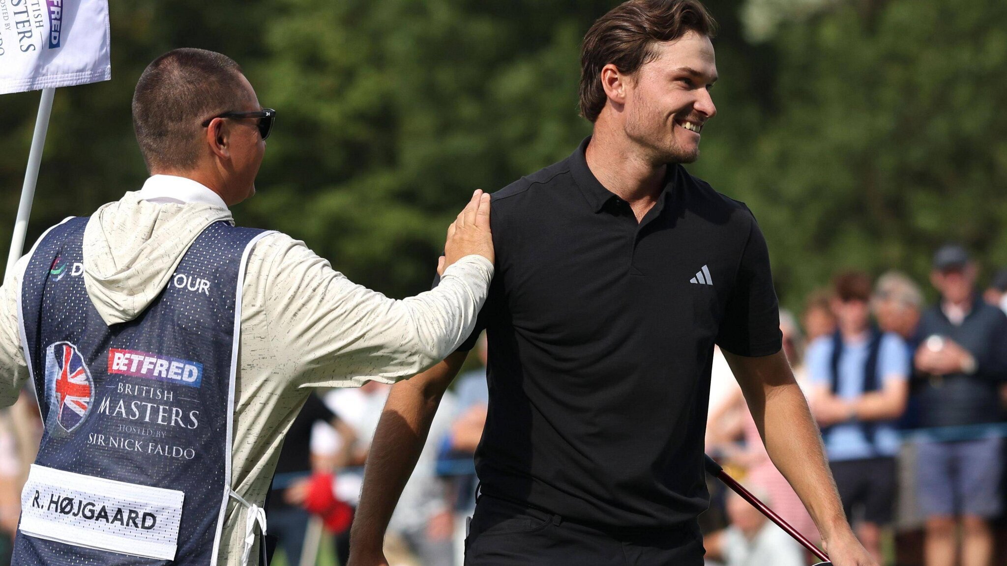 Rasmus Hojgaard félicité par son caddie