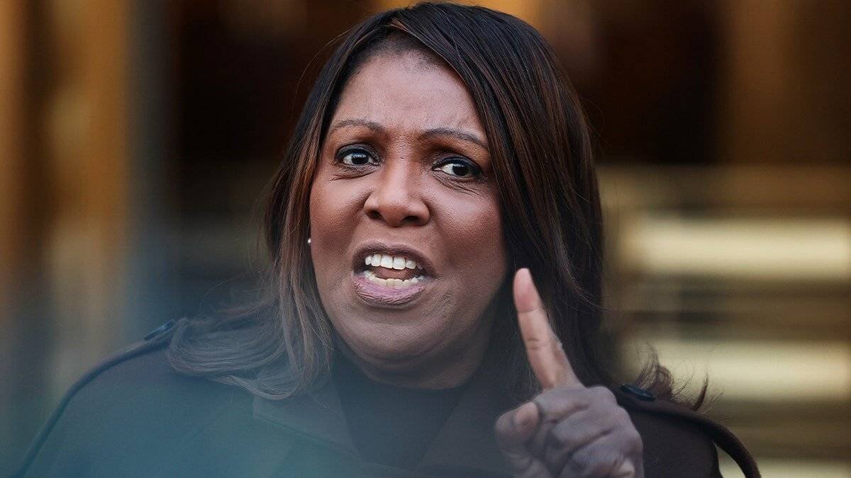 Letitia James lors d'une conférence de presse