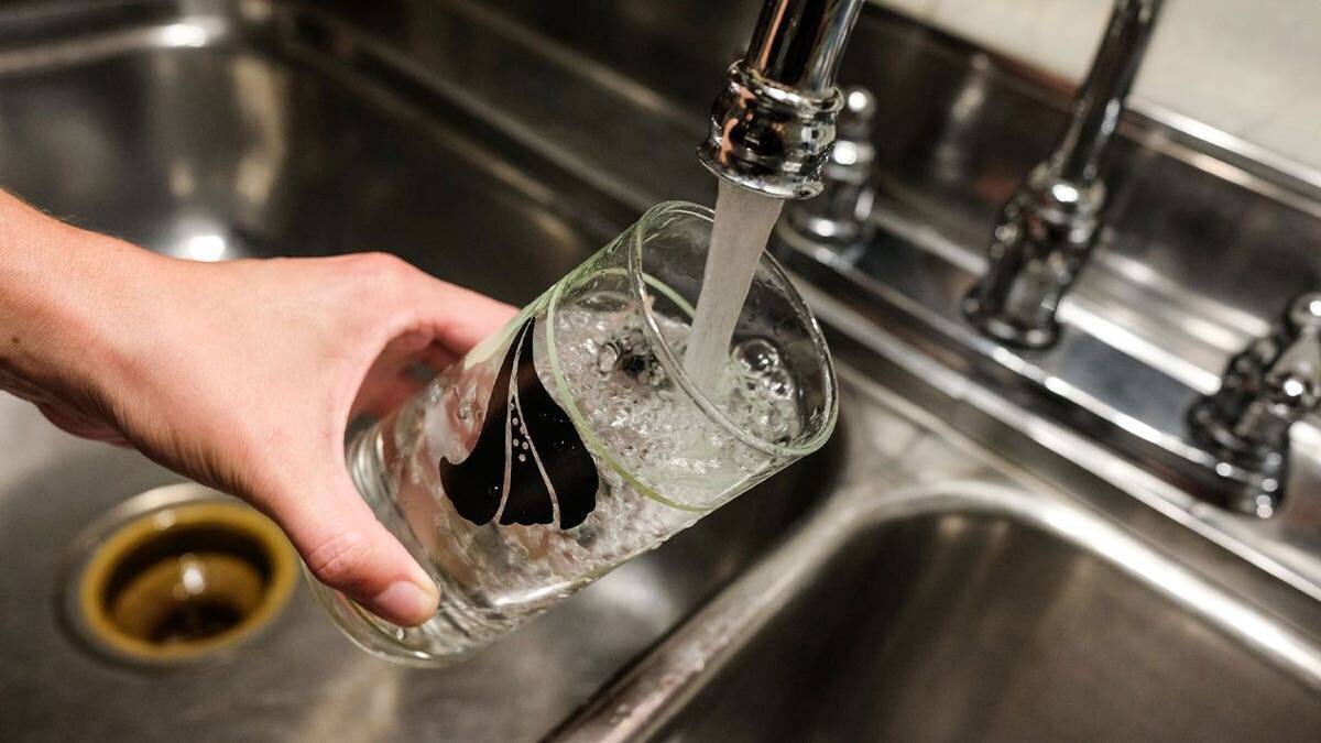 Robinet et verre d'eau pour hydratation