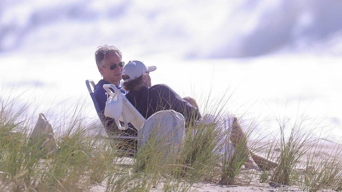 Antony Blinken assis sur la plage Georgica