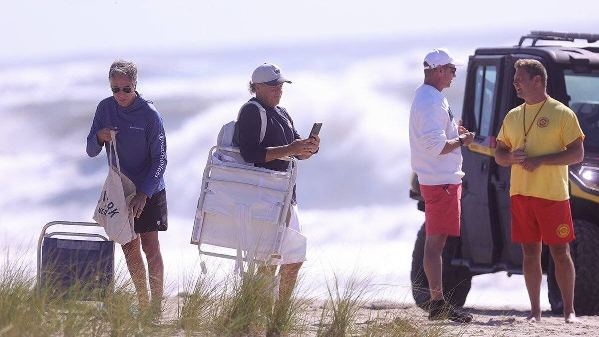 Blinken range ses affaires sur la plage