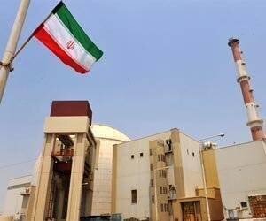 Drapeau iranien devant une centrale nucléaire