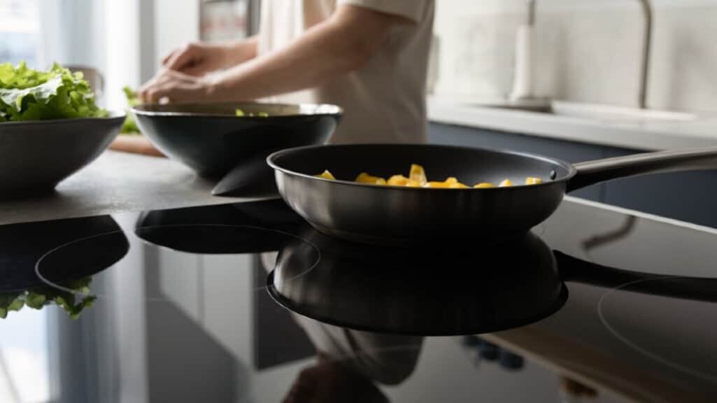 Plaque à induction avec traces de cuisson