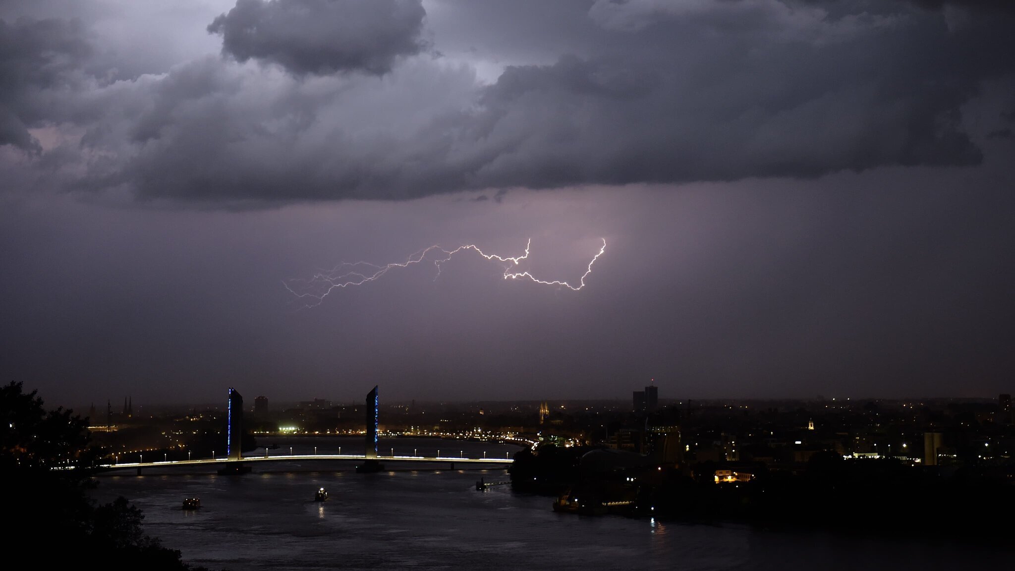 Ciel orageux au-dessus de régions françaises