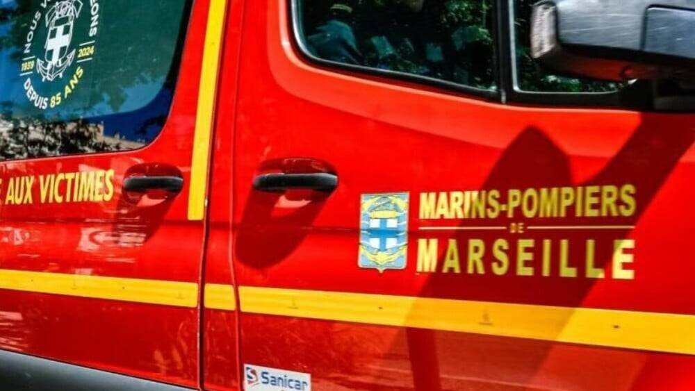 Marins-pompiers sur les lieux de l'intervention sur la corniche Kennedy