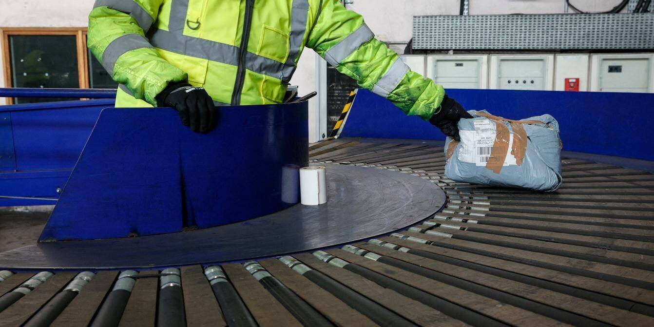 Colis en transit après l’annonce de suspension