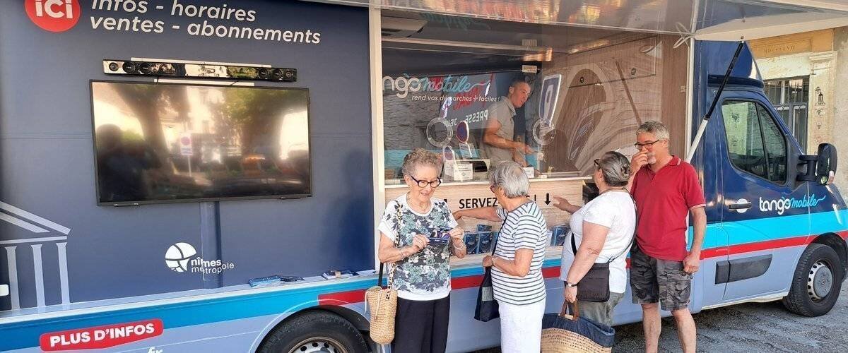 Minibus Tango Mobile sur la place de la mairie, Clarensac