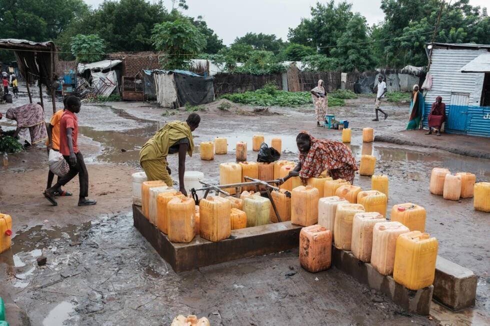 Femmes remplissant des bidons à une pompe au Soudan du Sud