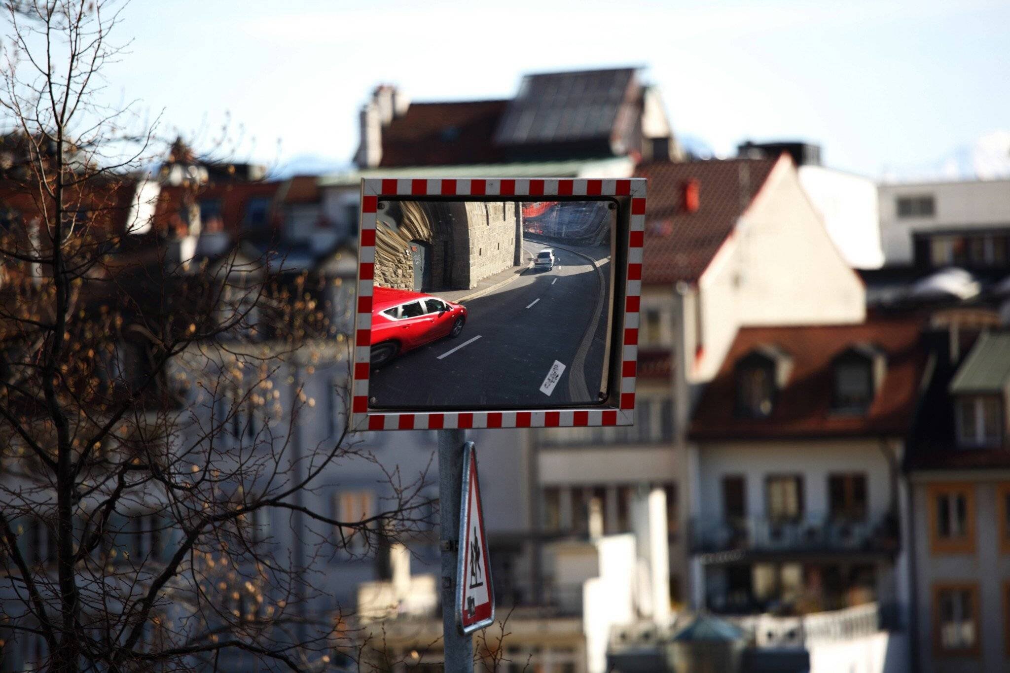 Vue urbaine de Lausanne avec une rue et des véhicules