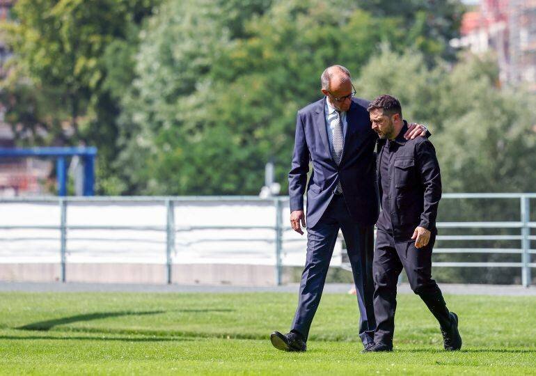 Friedrich Merz posant la main sur l'épaule de Volodymyr Zelensky à Berlin