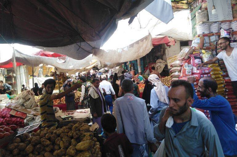 Marché animé dans la ville de Taiz sous contrôle du gouvernement