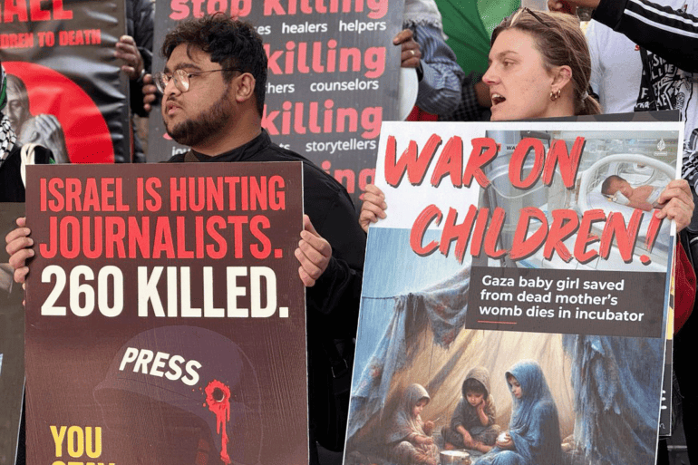 Pancartes dénonçant les assassinats de journalistes et la guerre contre les enfants