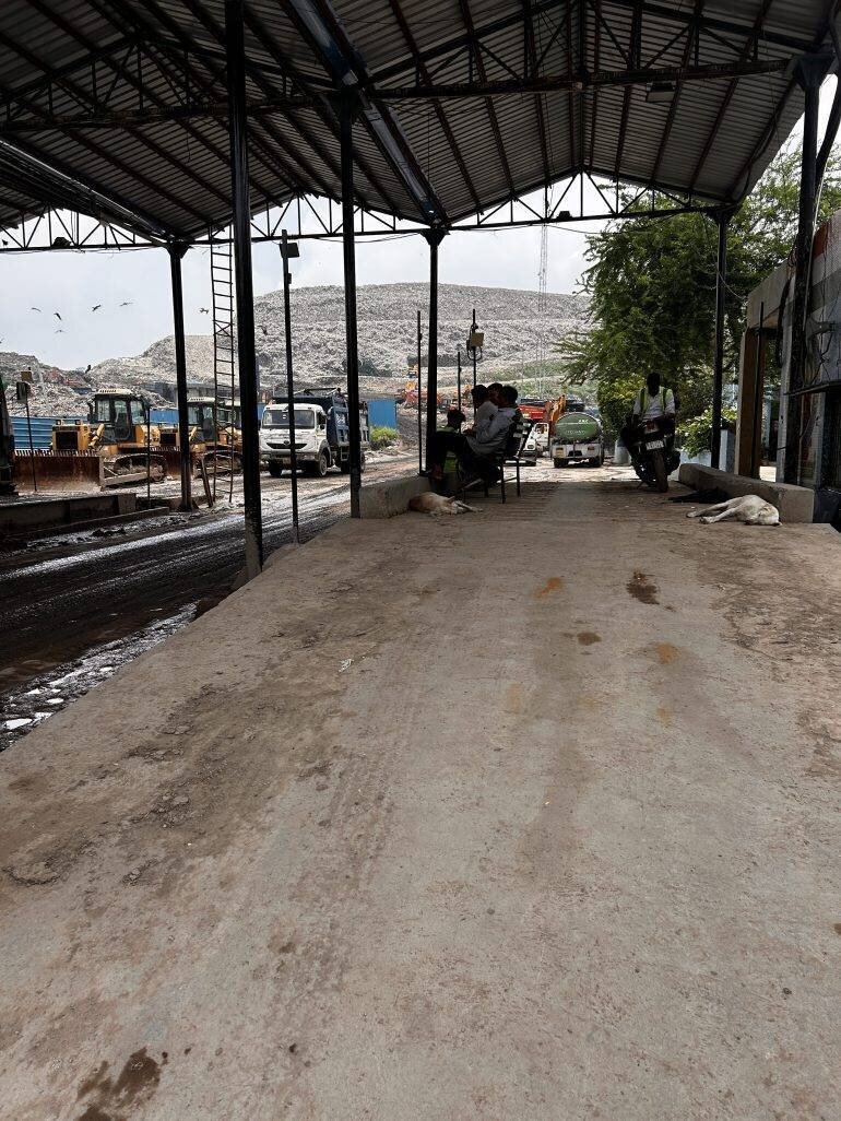 Entrée de la décharge de Ghazipur à New Delhi