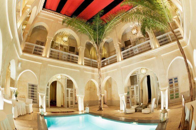Intérieur traditionnel d'un riad de luxe à Marrakech avec piscine et patio