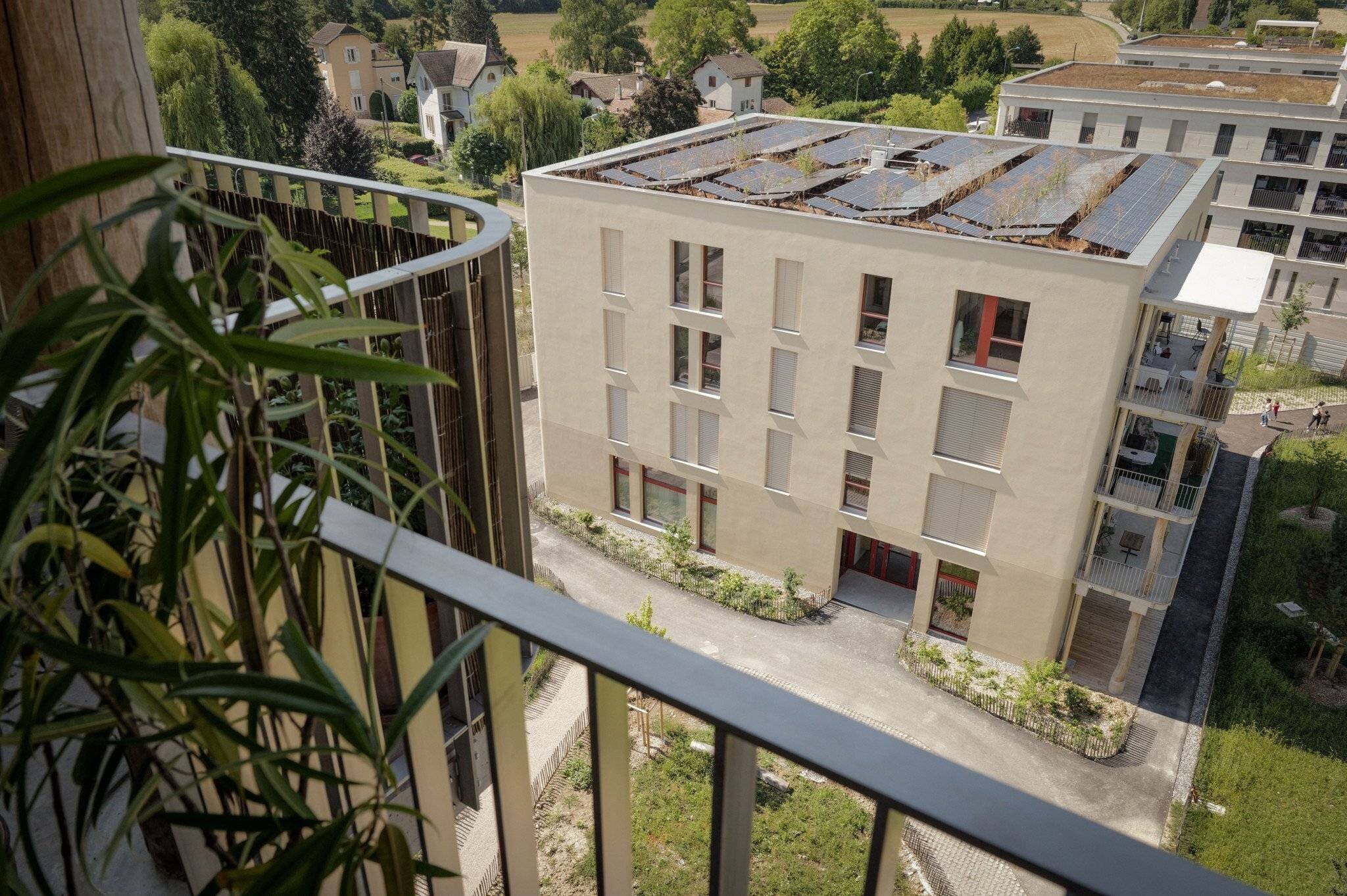 coopérative moderne avec panneaux solaires à Genève