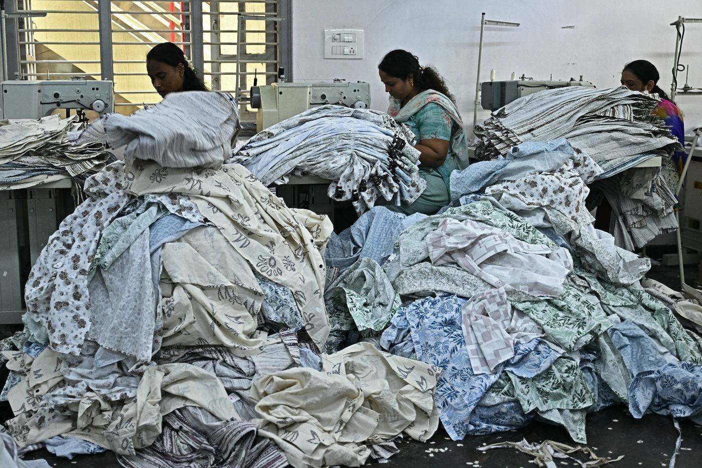 ouvrières confectionnant des vêtements sur des machines