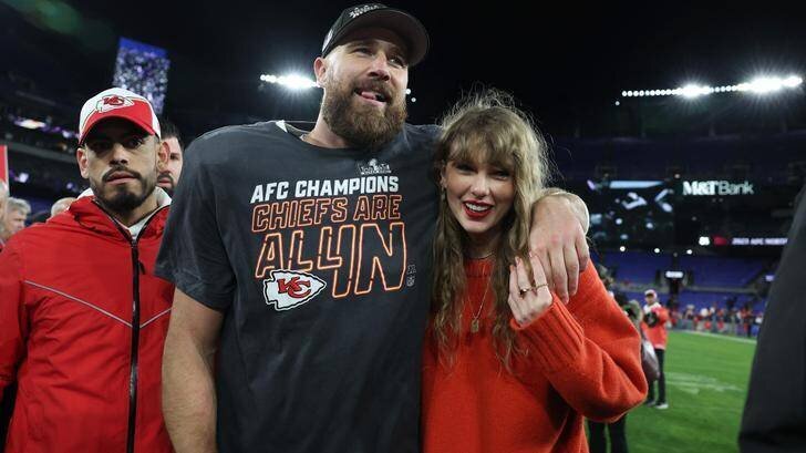 Taylor Swift et Travis Kelce lors de l'annonce des fiançailles