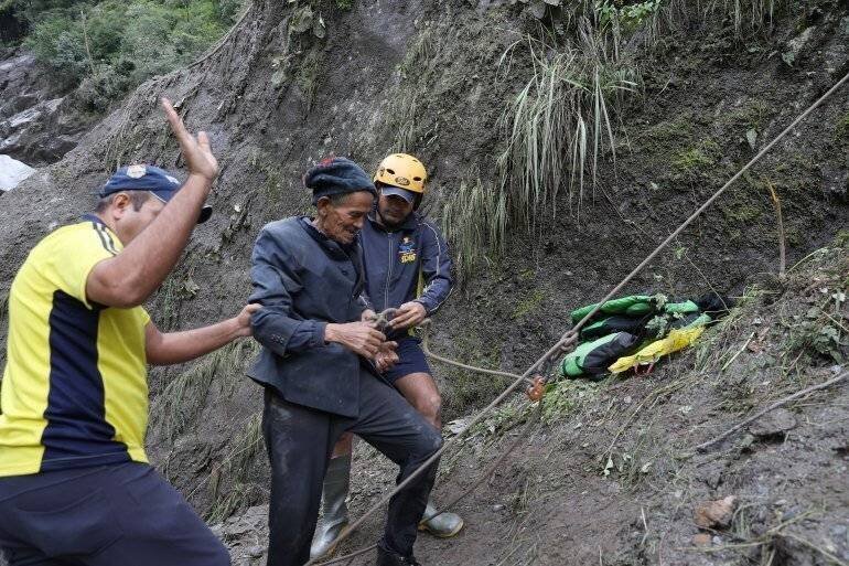 Inondations dans les montagnes de l'Himalaya au Cachemire
