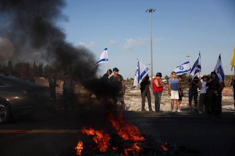 Manifestants bloquent l'autoroute principale entre Jérusalem et Tel-Aviv, protestation pour le retour des otages et la fin de la guerre à Gaza