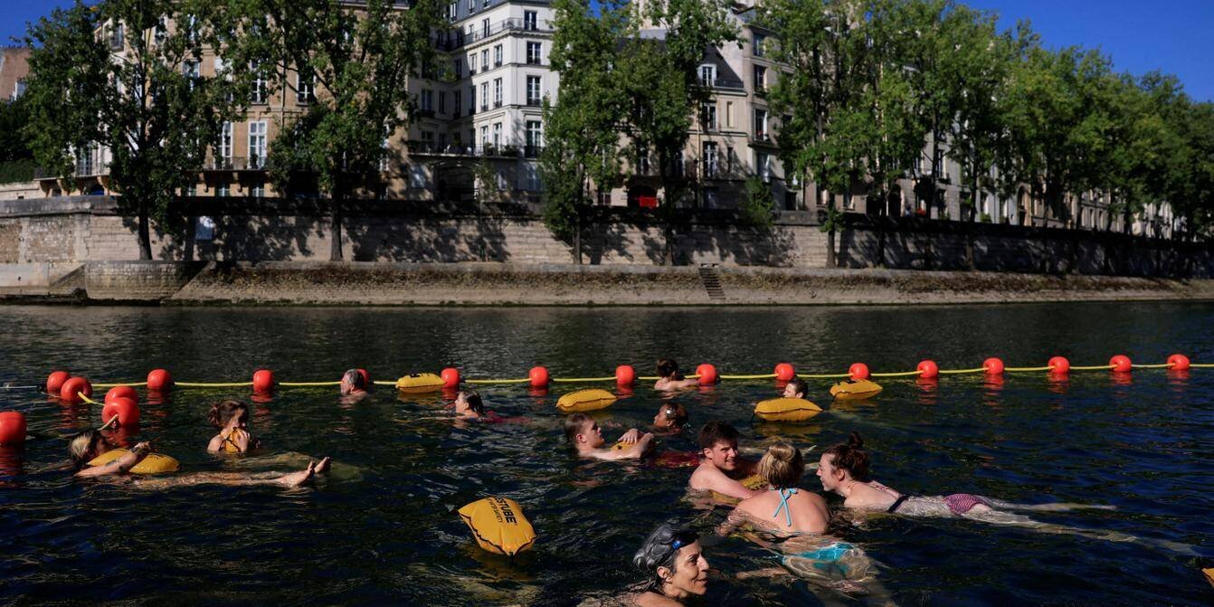 Vue d'une baignade urbaine sur la Seine en été