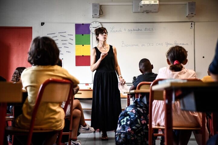 élève avec fournitures scolaires à la rentrée 2025