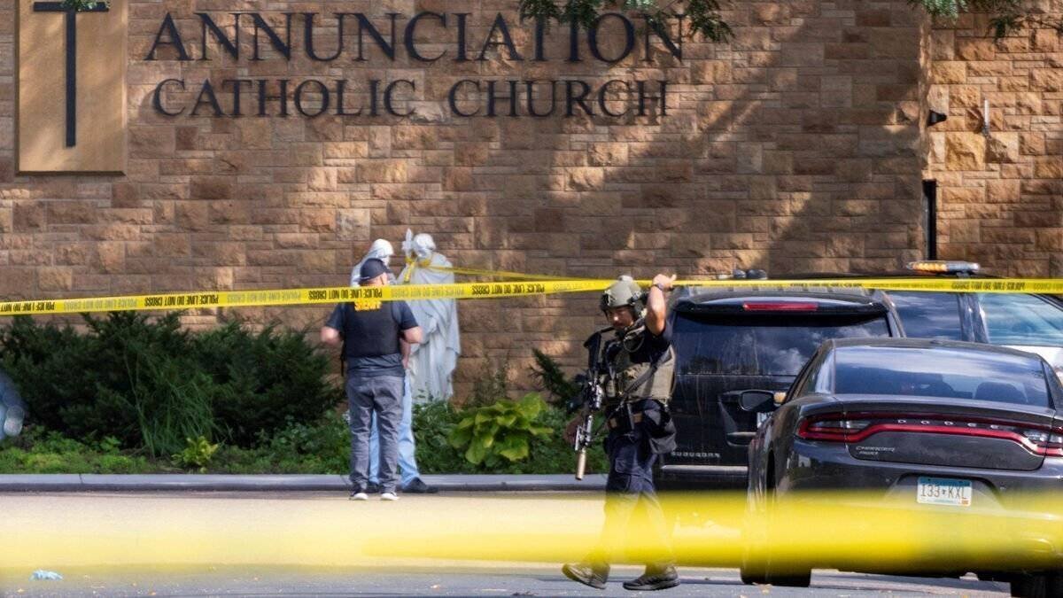 Agents de police et premiers secours sur les lieux d’une fusillade près de l’église de Minneapolis