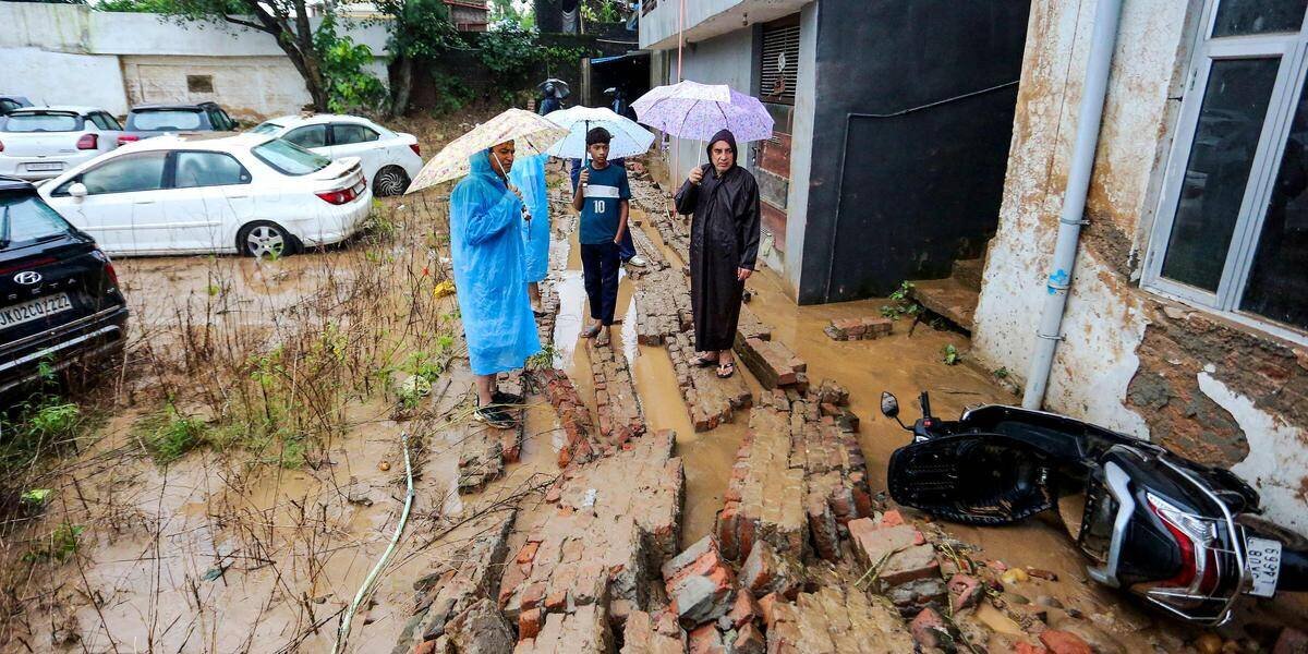 Inondations dans le nord-ouest de l’Inde, rues et routes submergées