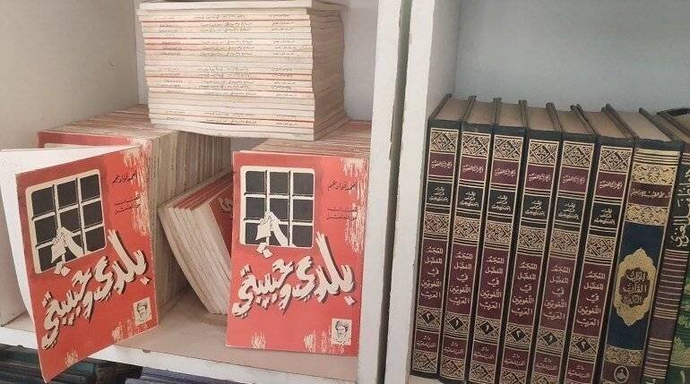 Rayonnages et livres endommagés à la Dar Sudanese des livres