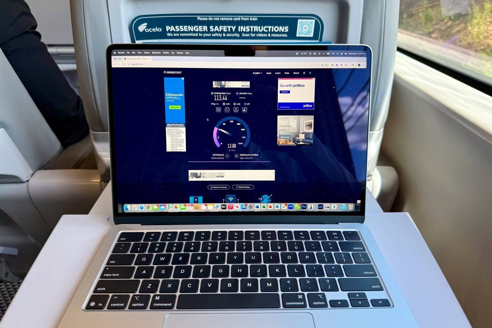 Passagers utilisant le Wi-Fi à bord