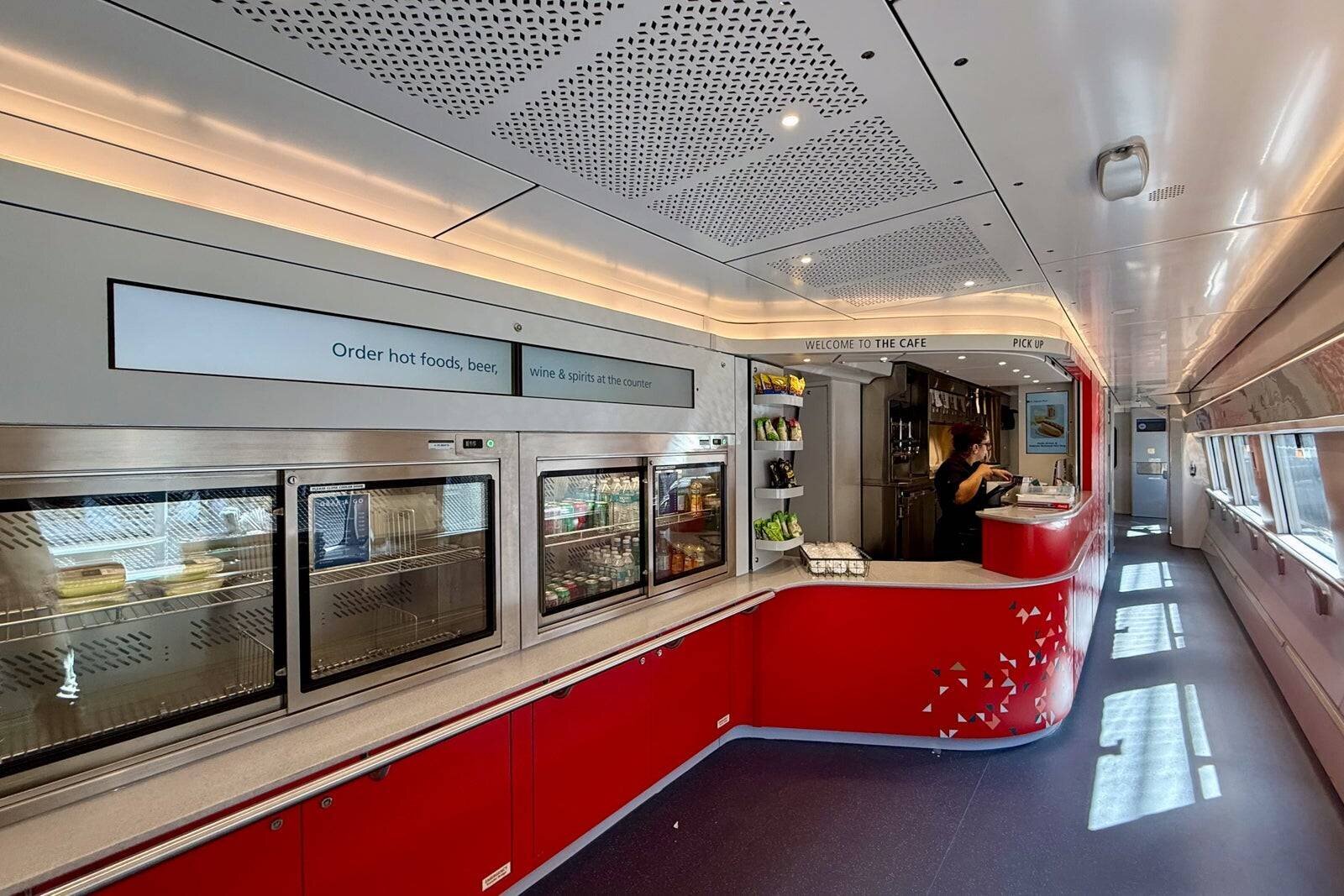 Intérieur du Café Acela et frigos grab-and-go