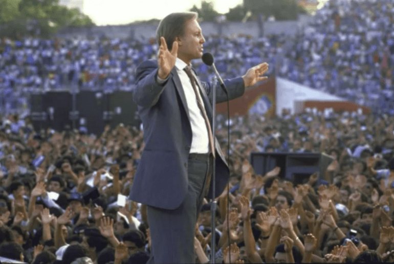Jimmy Swaggart s'adressant à des milliers de fidèles au Salvador en 1987