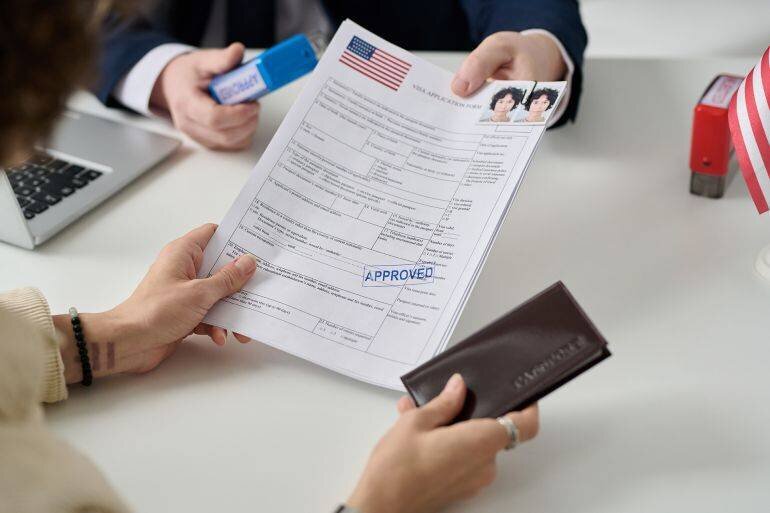 Gros plan d'une femme obtenant un visa américain dans un bureau d'immigration